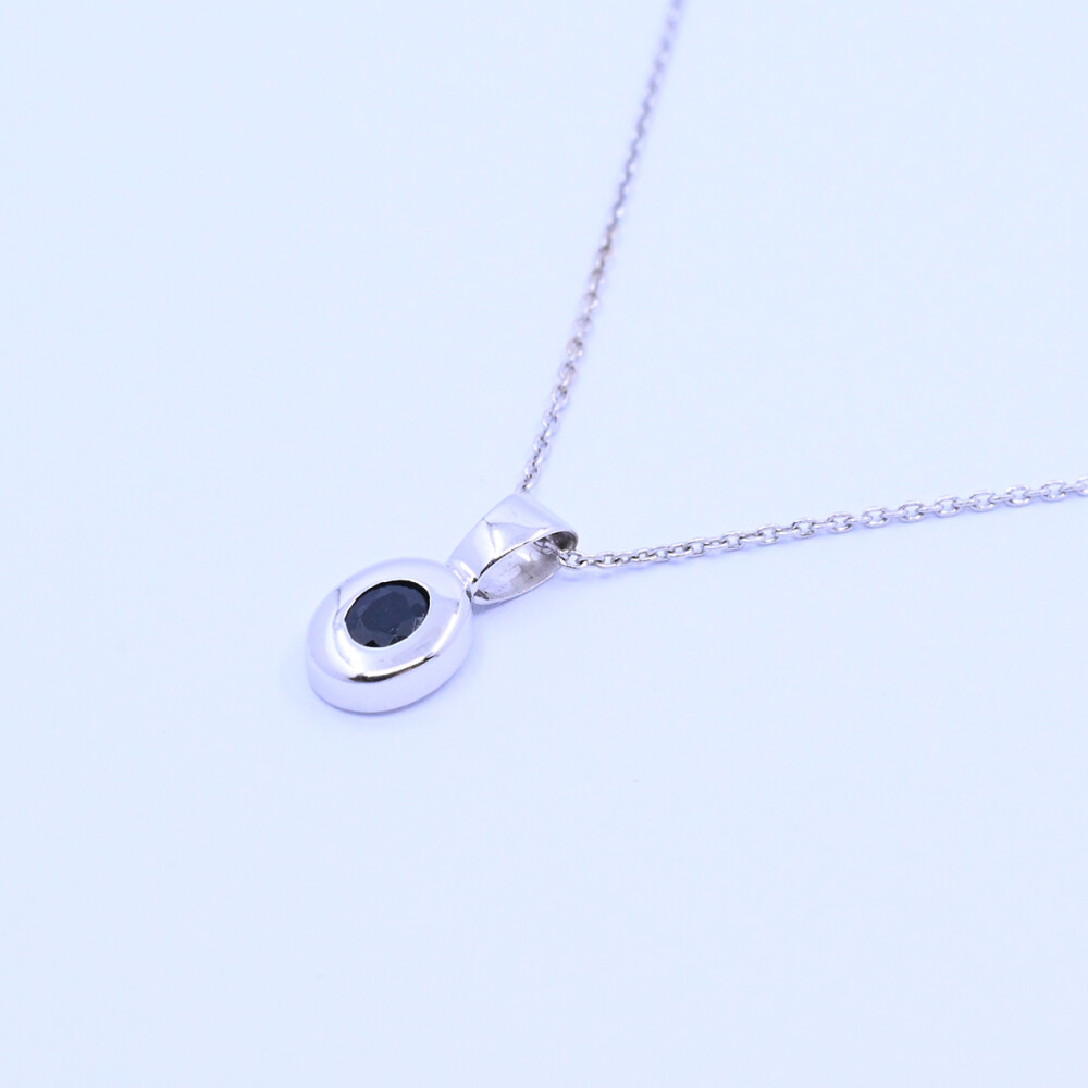 Colgante oro 18k blanco y zafiro azul oval. Colgante oro 18k blanco y zafiro azul oval.