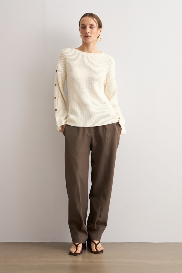Sweater con botones crudo