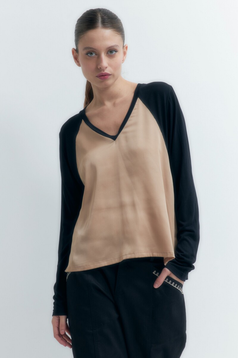 Blusa escote en V bicolor negro