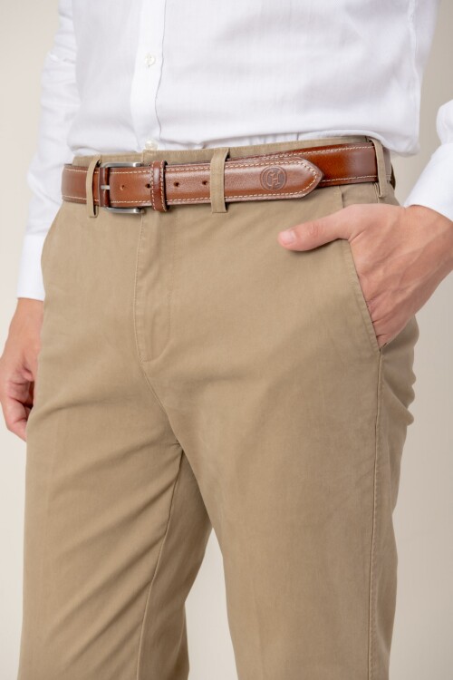 Pantalón gabardina classic fit Tostado