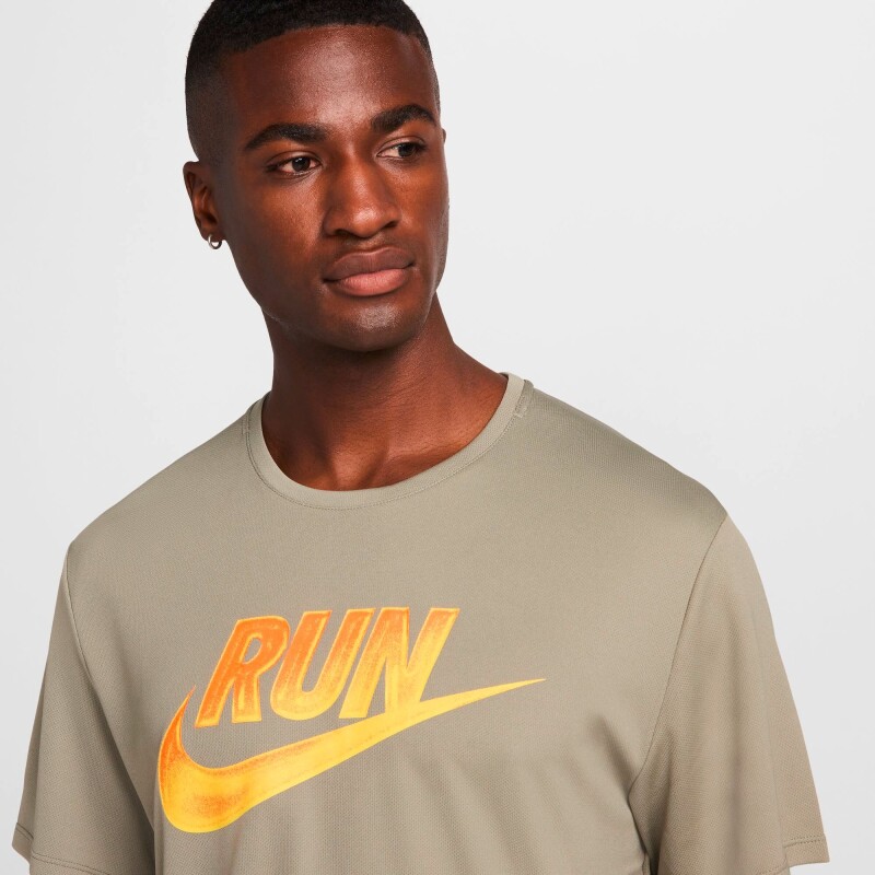 Remera Nike Run Energy Miler Top de Hombre Gris