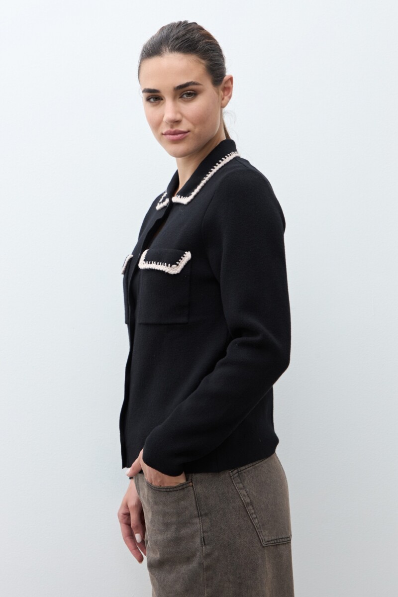 Chaqueta tejida con bordado en contraste negro