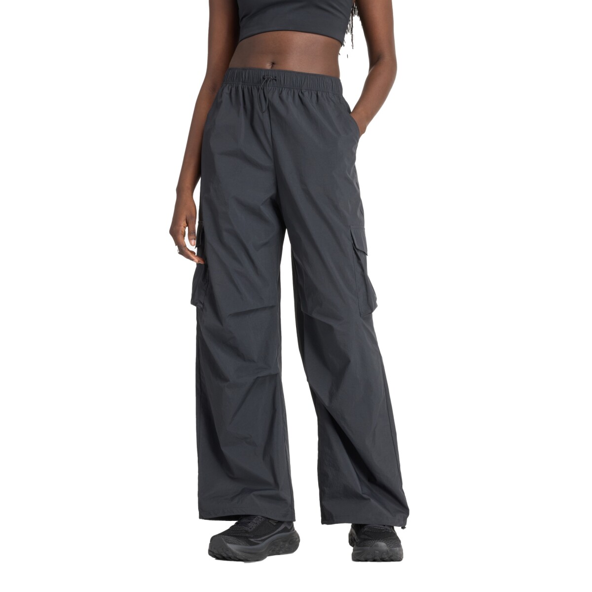 Pantalón New Balance de Dama - NYLON CARGO - WP43534BK - BLACK 