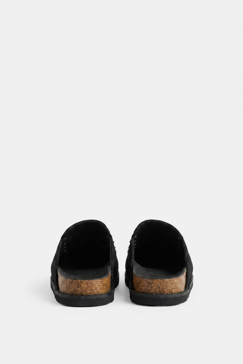 Zueco tachas simil gamuza negro
