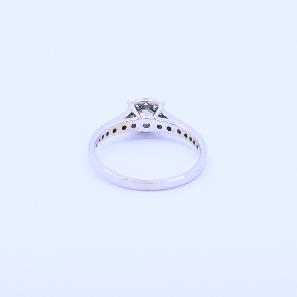 Anillo oro 18k blanco con brillantes. Anillo oro 18k blanco con brillantes.