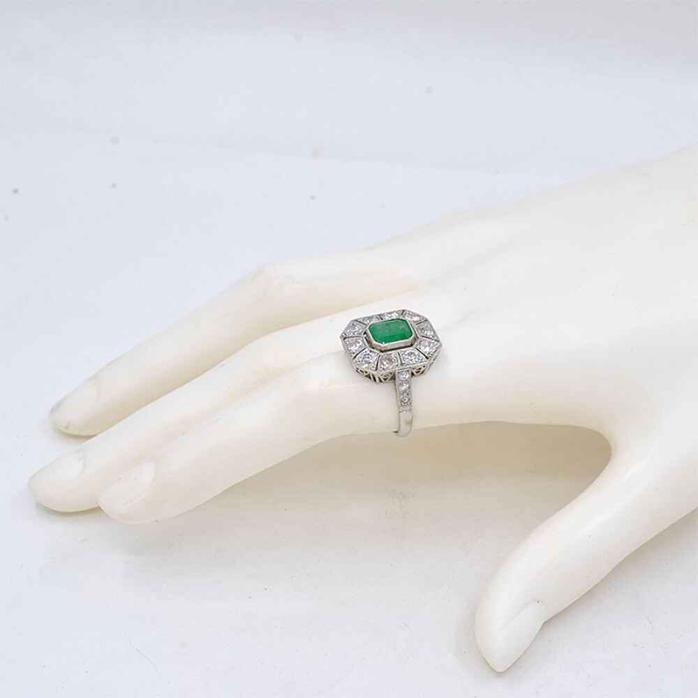 Anillo Platino con brillantes tallado antiguo y esmeralda Anillo Platino con brillantes tallado antiguo y esmeralda