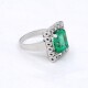 Anillo En Oro Blanco 18K Con Brillantes Y Esmeralda Anillo En Oro Blanco 18K Con Brillantes Y Esmeralda