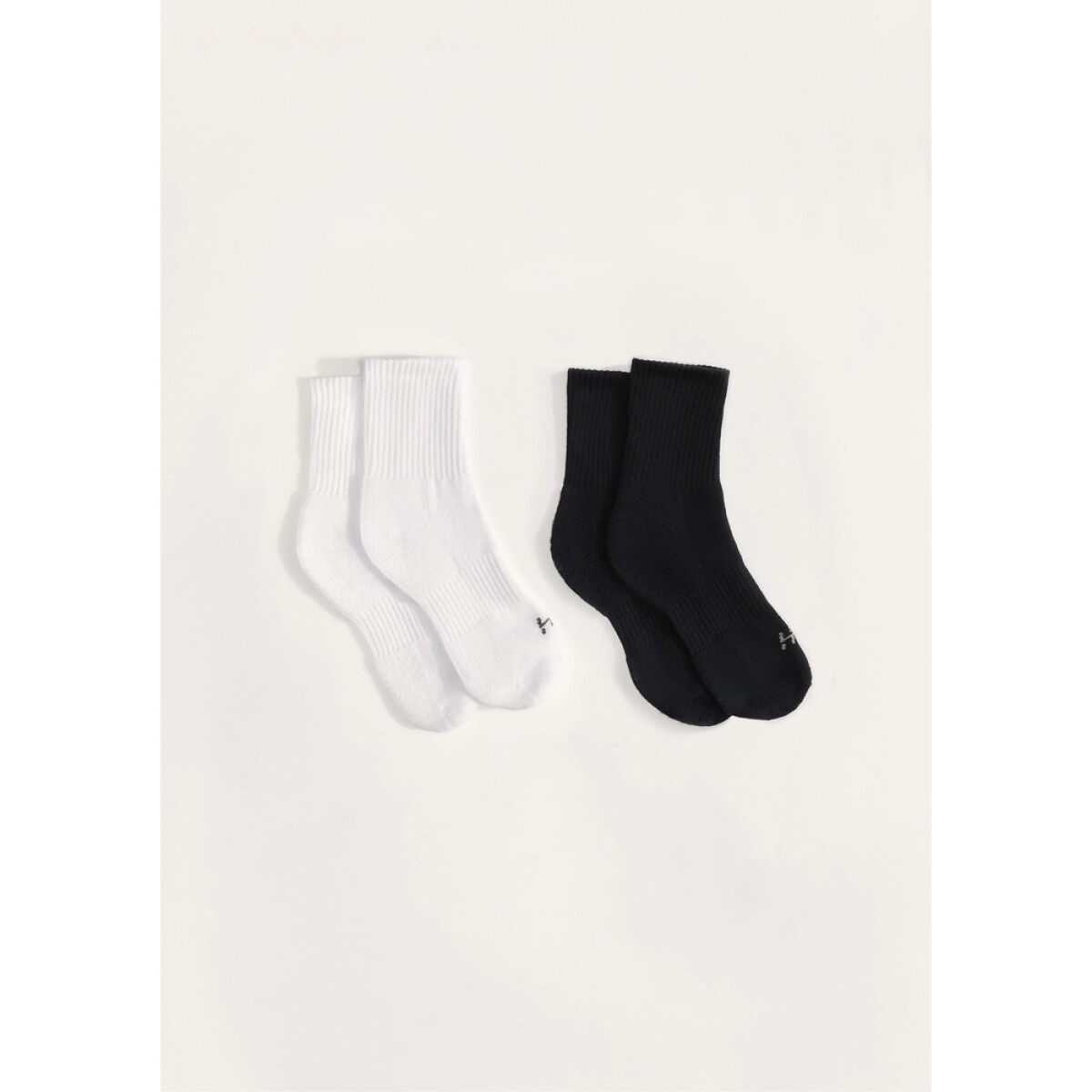 KIT COM 2 PARES MEIAS UNISSEX - BRANCO/PRETO 