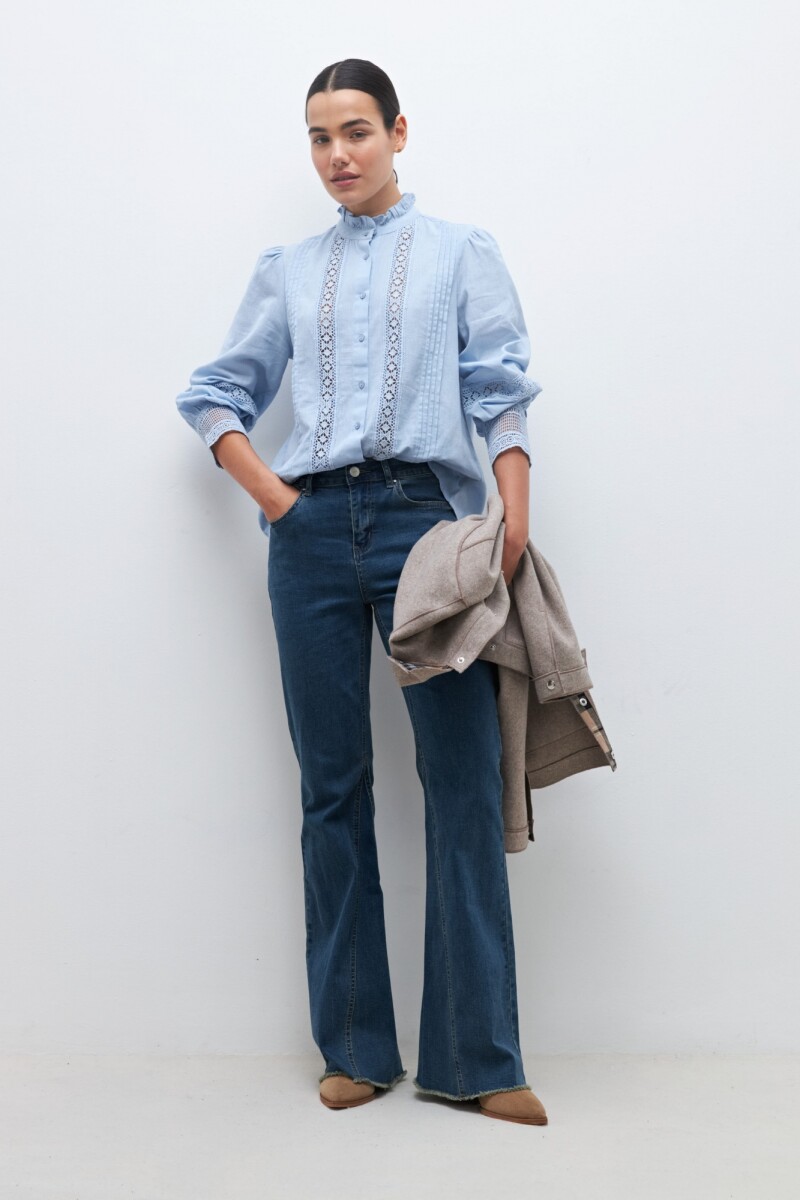 Camisa romántica con puntillas celeste