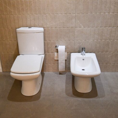 JUEGO DE INODORO CON MOCHILA,TAPA Y BIDET (PARA GRIFERIA FRONTAL) DE LOZA BLANCO,DESCARGA A 30CM,LINEA DYN MARCA AQUALIA 000