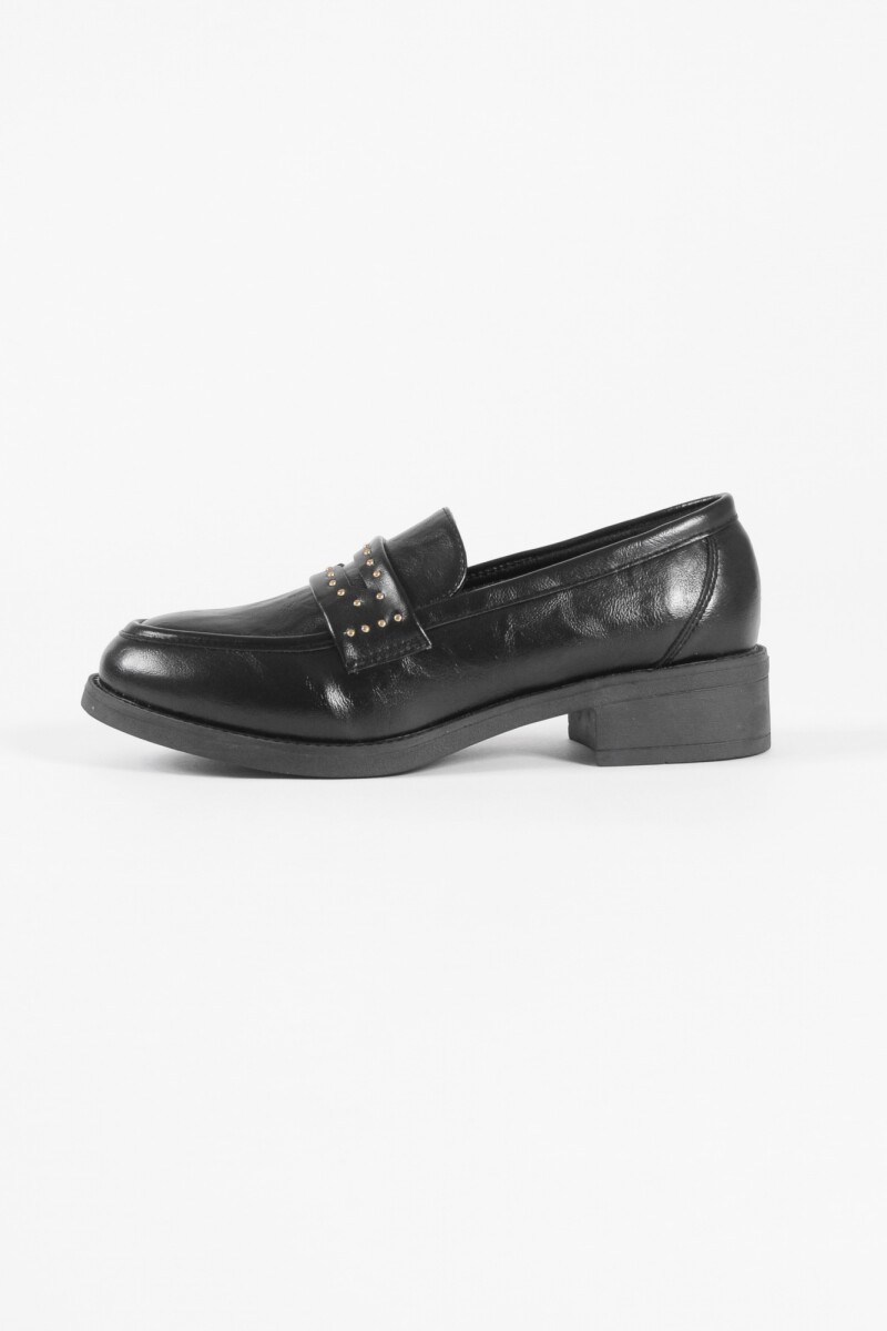Mocasín con tachitas negro