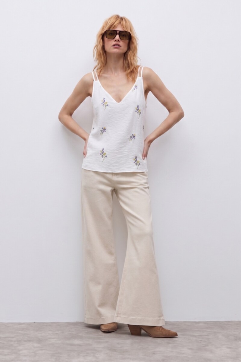Top con flores bordadas crudo