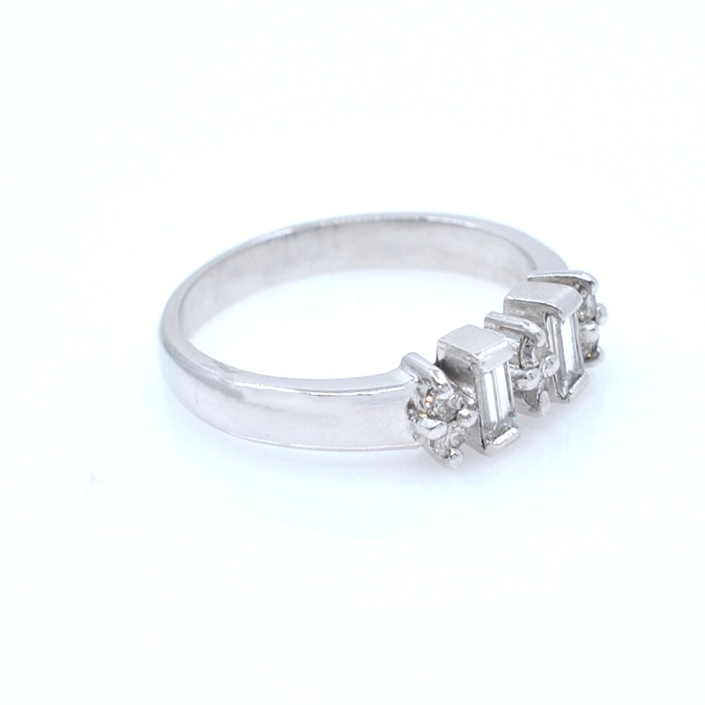 Anillo platino con brillantes baguette y redondos Anillo platino con brillantes baguette y redondos