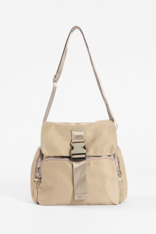 Bandolera de tela con tapa y hebilla beige