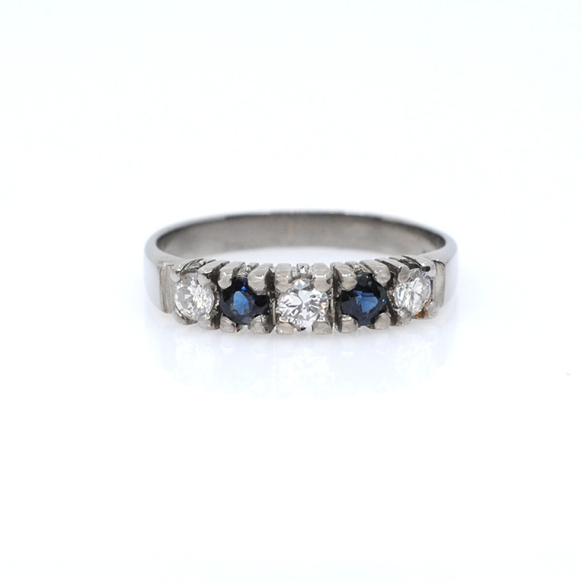 Anillo en oro 18k blanco brillantes y zafiros. 