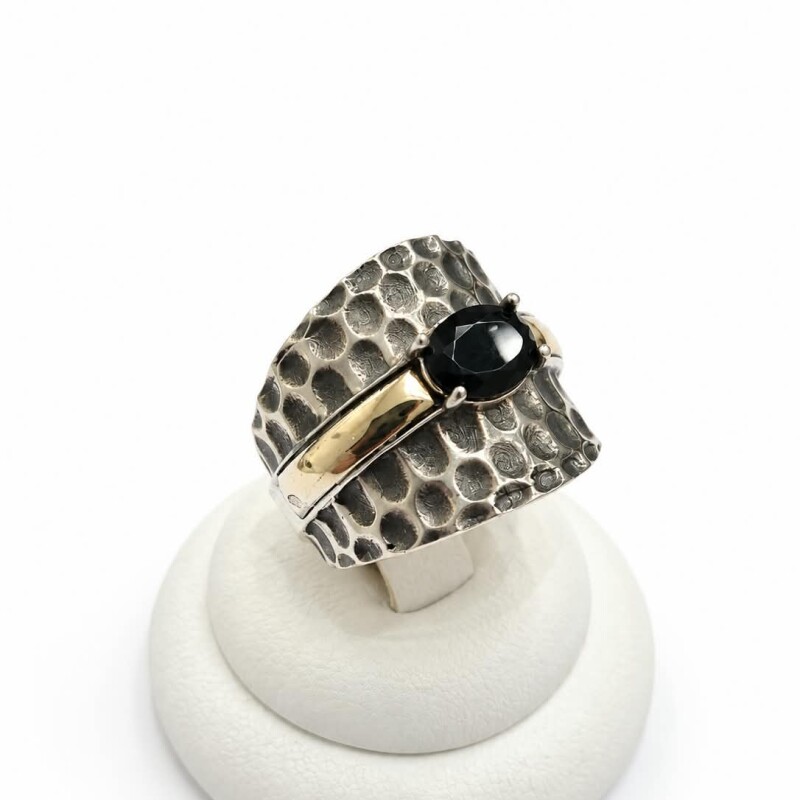 Anillo martillado con zirconia Anillo martillado con zirconia