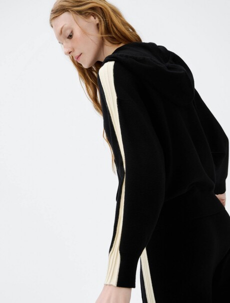 CAMPERA DE PUNTO CON CAPUCHA NEGRO