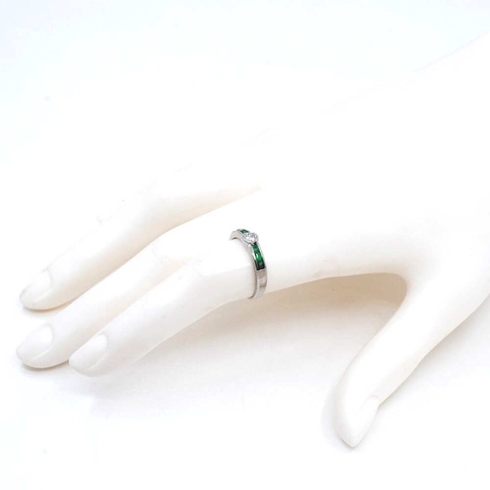 Anillo oro 18k blanco brillante y esmeraldas Anillo oro 18k blanco brillante y esmeraldas