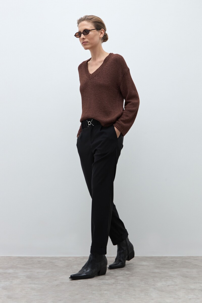 Pantalón con cinto negro