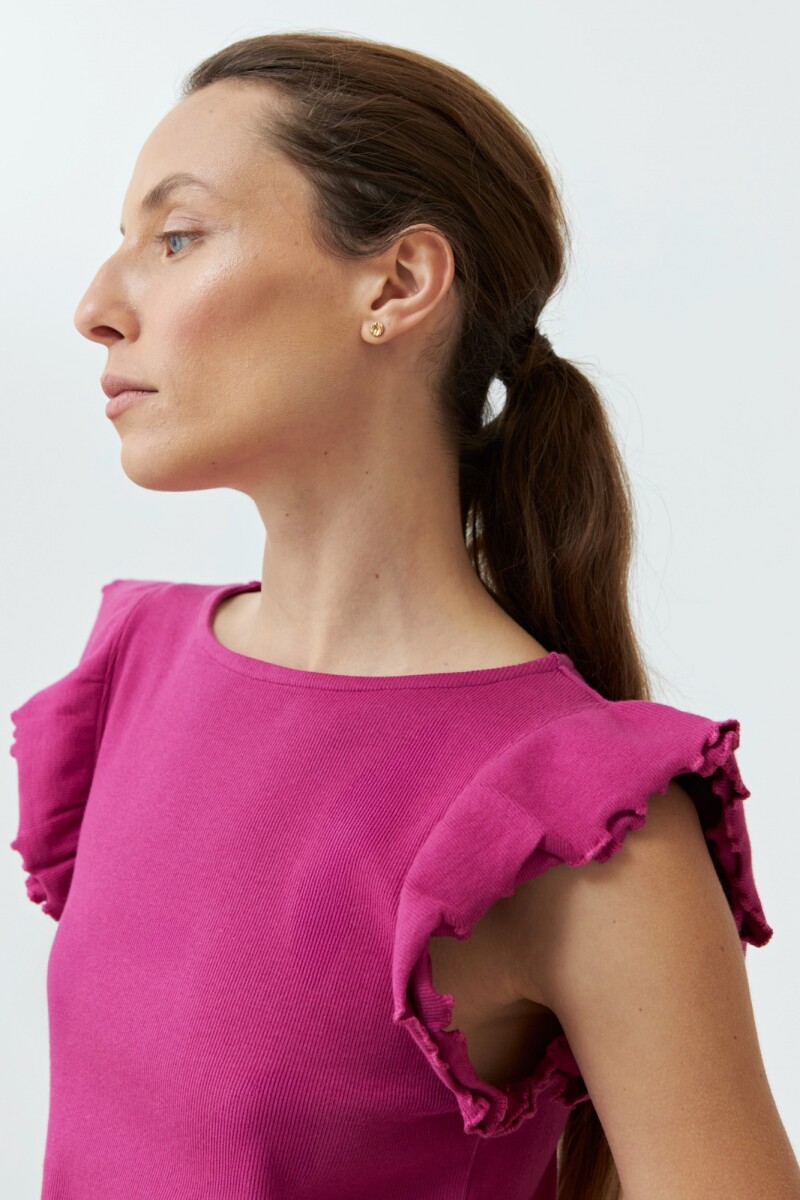 Top canalé con volados fucsia