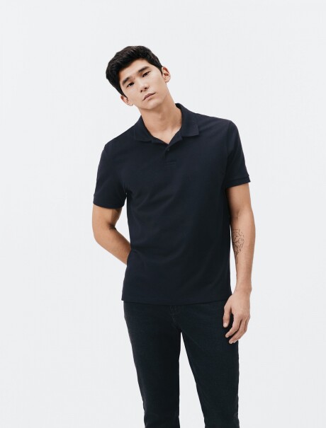 CAMISETA BÁSICA CON CUELLO NEGRO