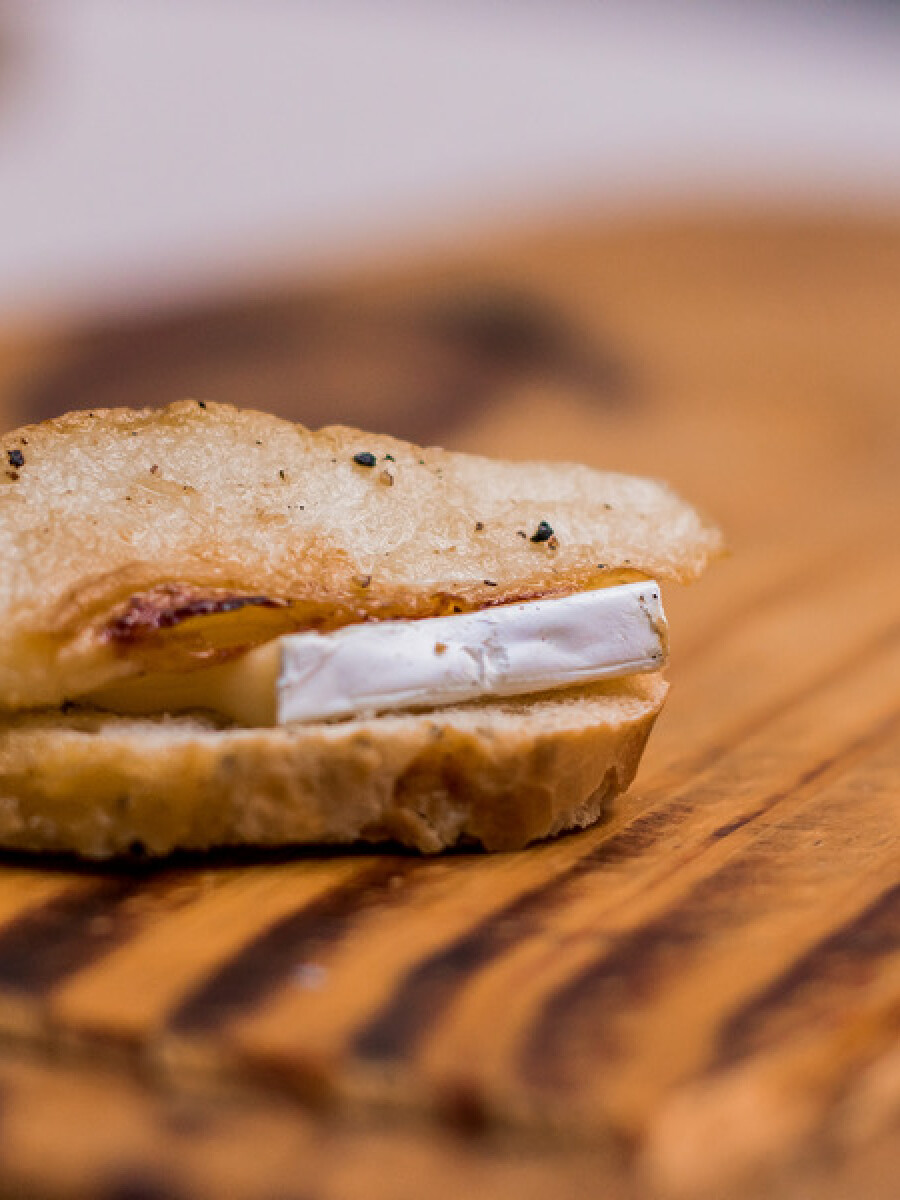 Brusqueta de pera y Camembert Brusqueta de pera y Camembert