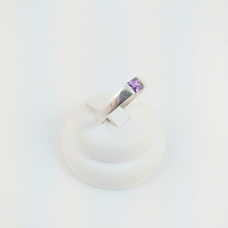 Anillo de plata 925, circonia violeta cuadrada engarzada, ancho 4mm, diámetro interno 18mm #16. Anillo de plata 925, circonia violeta cuadrada engarzada, ancho 4mm, diámetro interno 18mm #16.