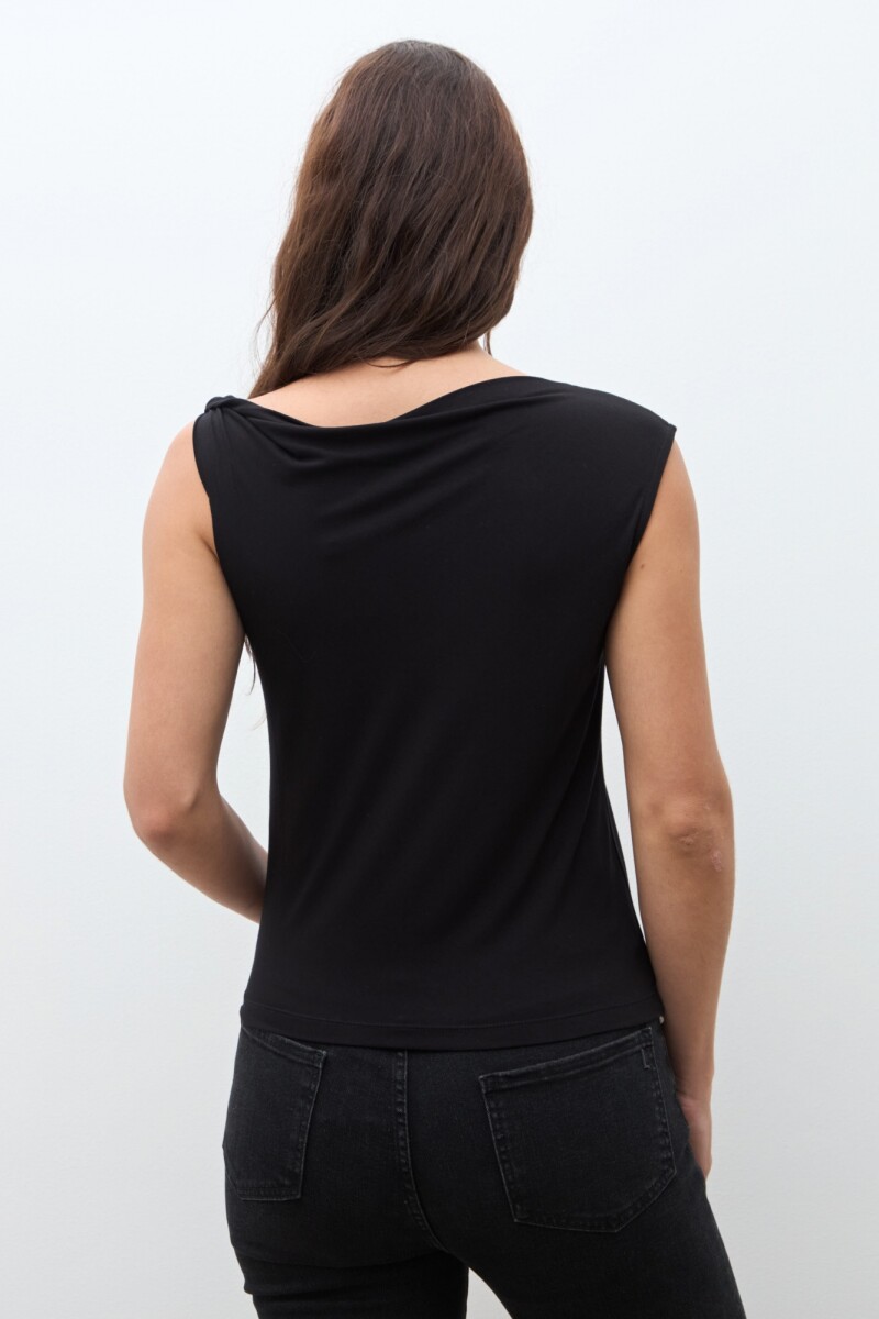 Top escote torneado negro