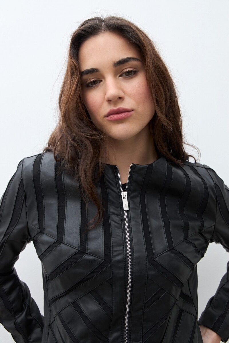Chaqueta eco cuero con tul negro