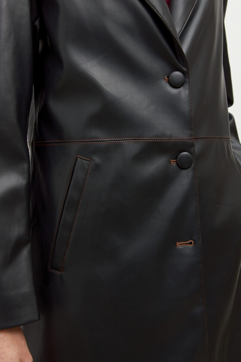 Blazer eco cuero con pespuntes negro