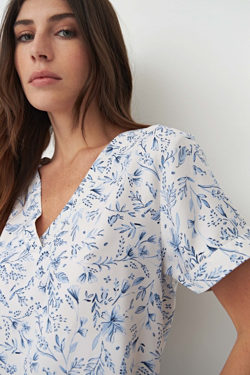 Blusa escote V estampado floral celeste