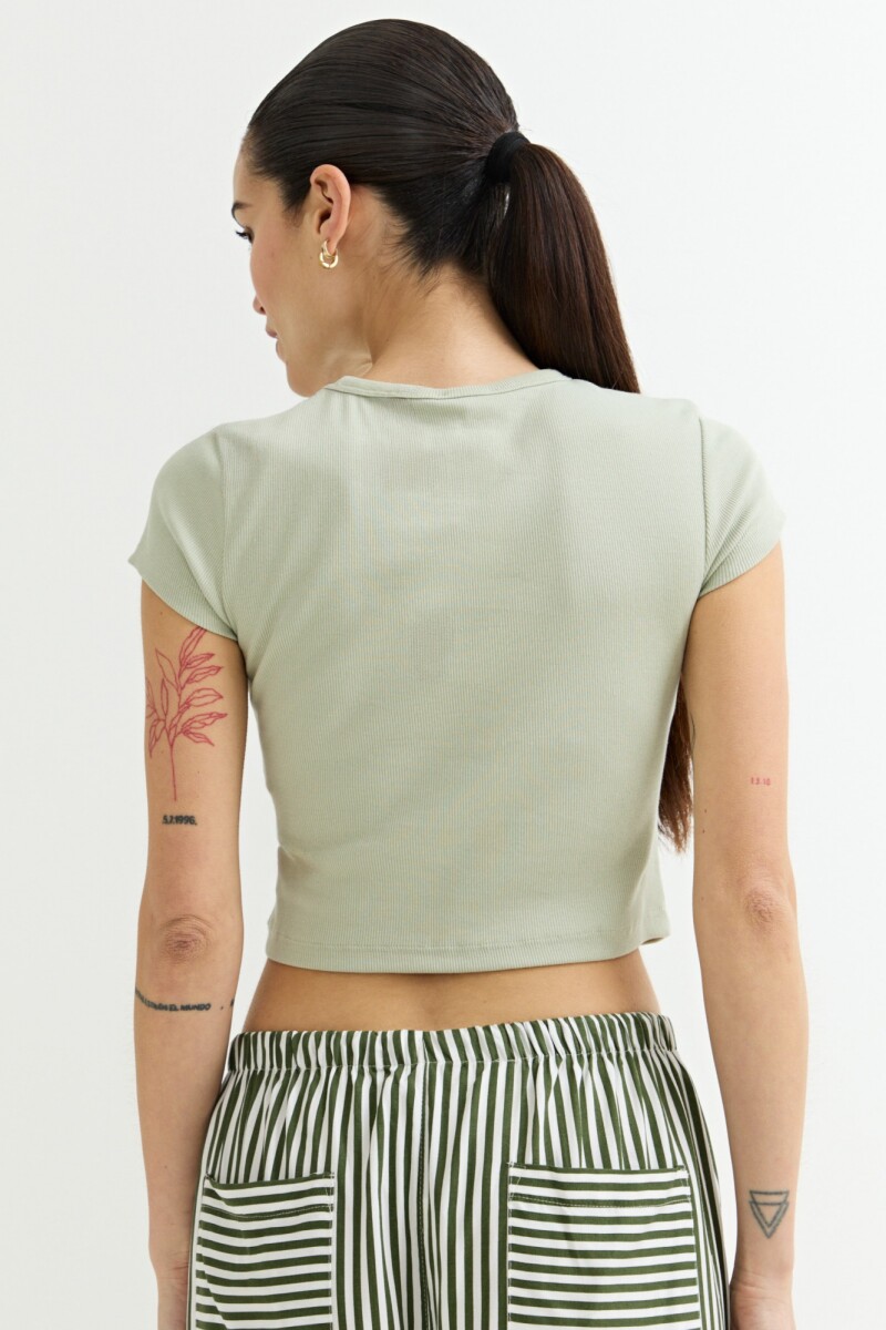 Remera crop top con estampa SURTIDO