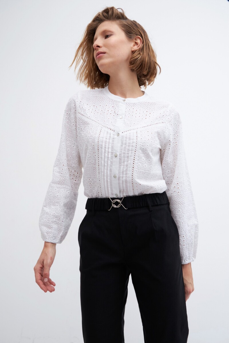 Pantalon con cinto negro