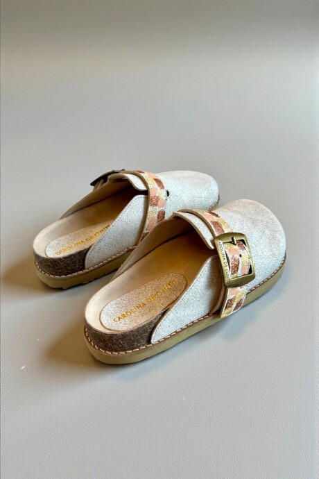 Sandalias SAKI Blancas Línea Ottenta Con Hebilla Y Arte Carolina De Cunto Pintado A Mano Sandalias SAKI Blancas Línea Ottenta Con Hebilla Y Arte Carolina De Cunto Pintado A Mano