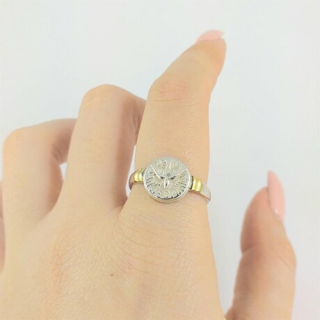Anillo religioso de plata 925 Espíritu Santo y double en oro 18 ktes. Anillo religioso de plata 925 Espíritu Santo y double en oro 18 ktes.