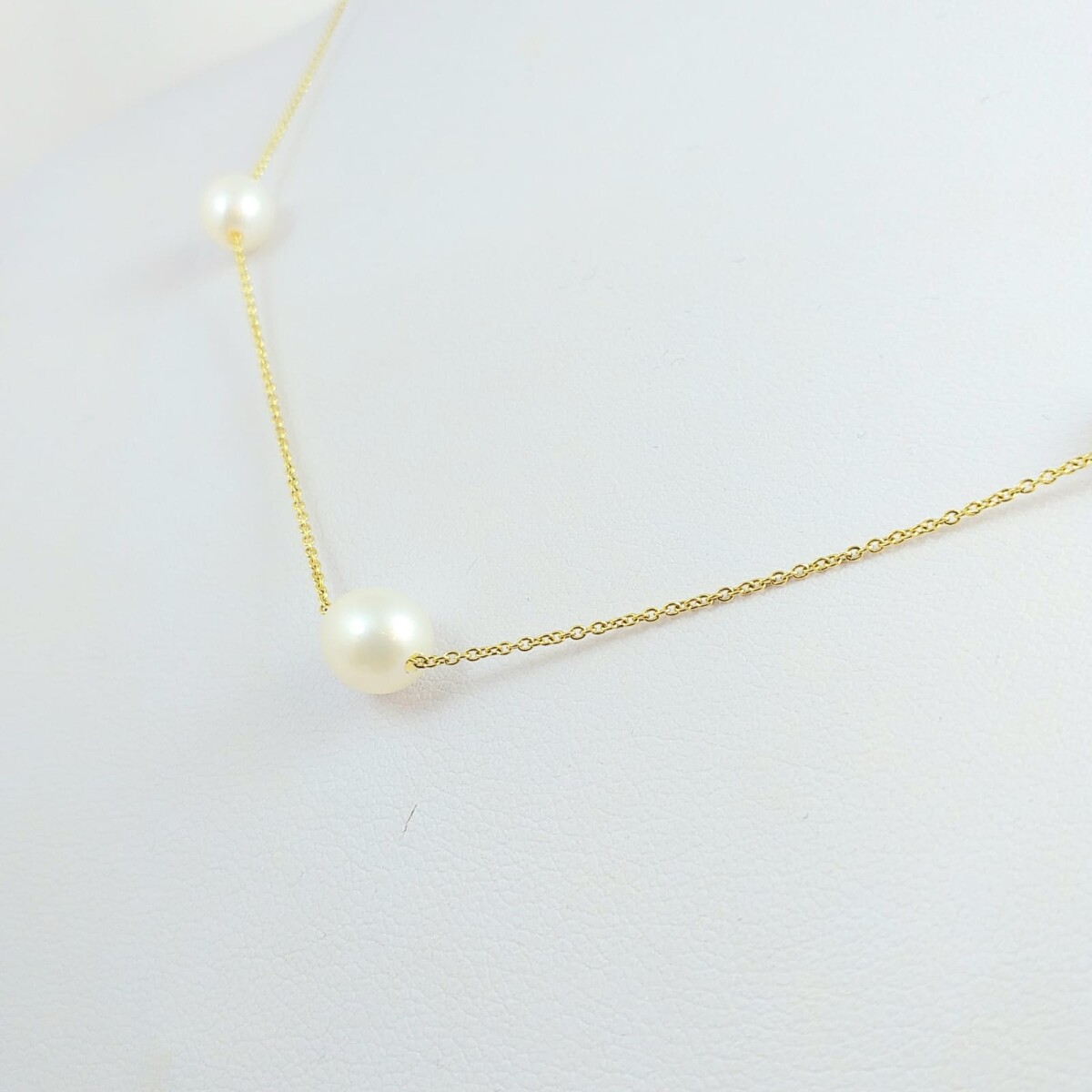 Cadena de oro 18Ktes, con 7 perlas de cultivo de 7.5mm, espesor de cadena 1mm, largo de cadena 45cm. 