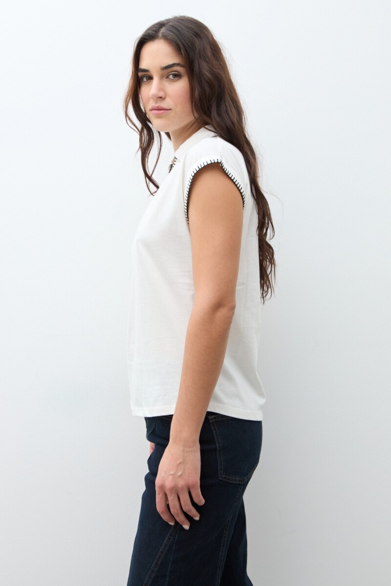 Remera cuello polo con bordado crudo