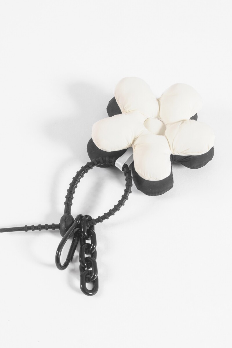 Llavero puffy flor negro