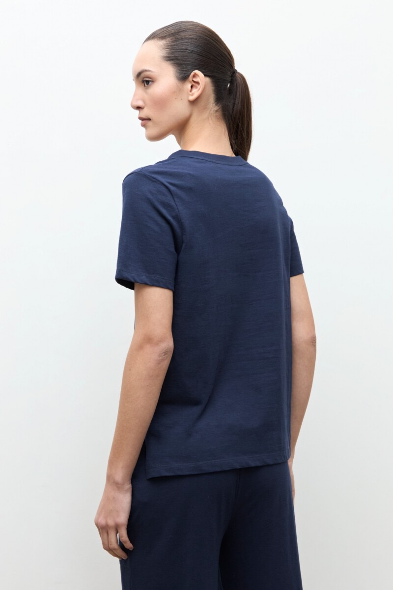 Remera escote V azul marino