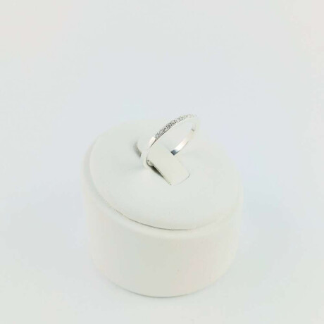 Anillo Fiona en plata 925 con circonias Modelo Medio Sin Fin