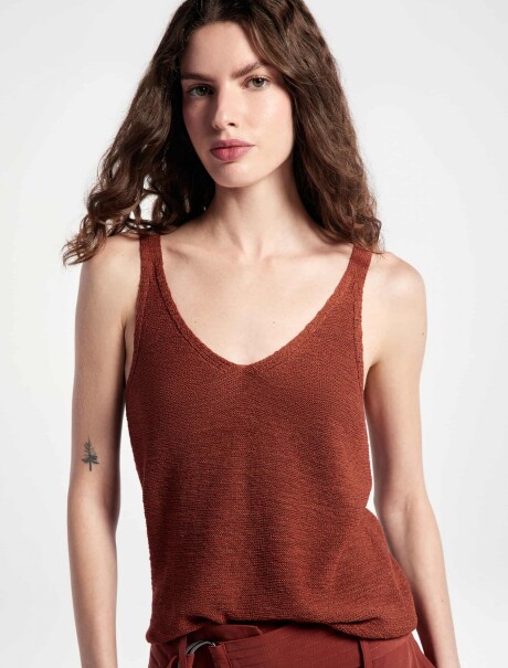 MUSCULOSA TEJIDA CON ESCOTE V BORDEAUX