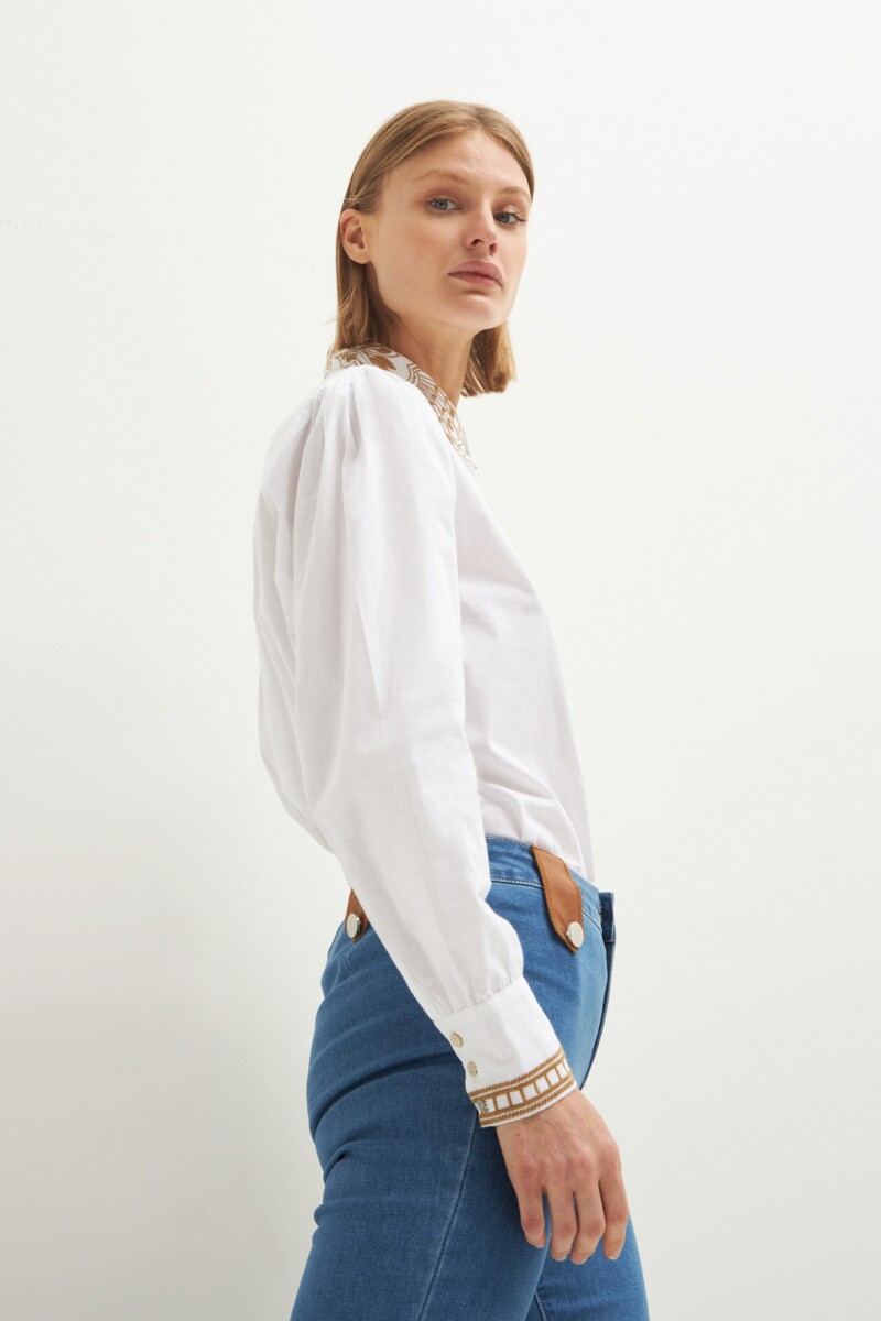 Camisa con cuello bordado blanco