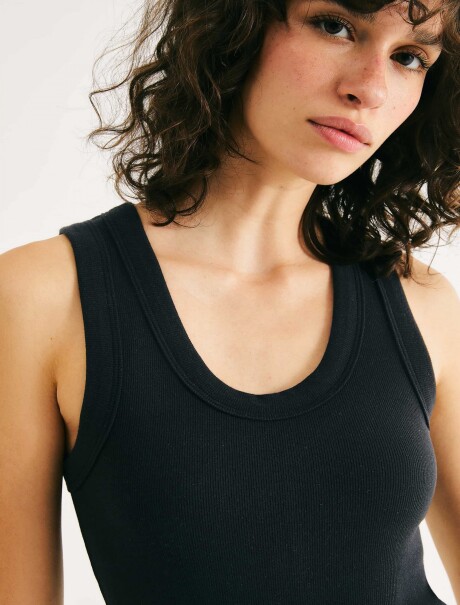 MUSCULOSA BÁSICA EN TELA ACANALADA CUELLO ENN U NEGRO