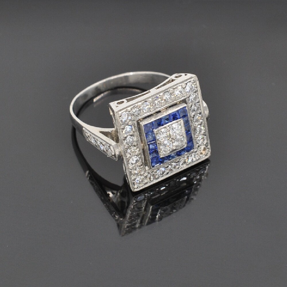 Anillo Estilo Antiguo En Platino, Brillantes Y Zafiros Sinteticos Anillo Estilo Antiguo En Platino, Brillantes Y Zafiros Sinteticos