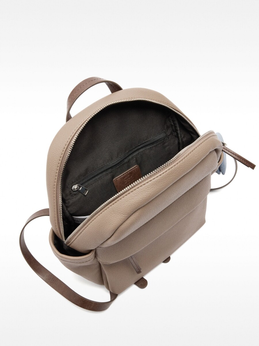 Mochila Básica Con Colgante taupe