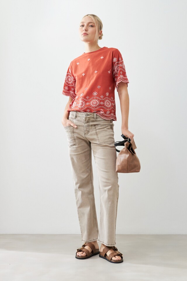 Remera con broderie lacre