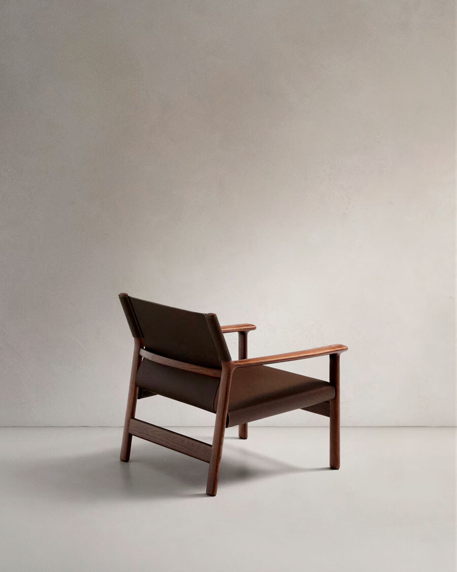 Butaca Jan de fibras de cuero reciclado marrón oscuro y madera maciza de fresno con acabado tono nogal FSC 100% Butaca Jan de fibras de cuero reciclado marrón oscuro y madera maciza de fresno con acabado tono nogal FSC 100%