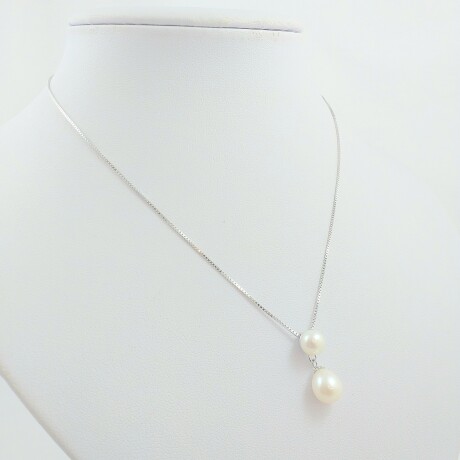 Cadena veneciana de plata 925 con baño de oro gris, dije con doble perla de río 7mm y 10*8mm. Cadena veneciana de plata 925 con baño de oro gris, dije con doble perla de río 7mm y 10*8mm.