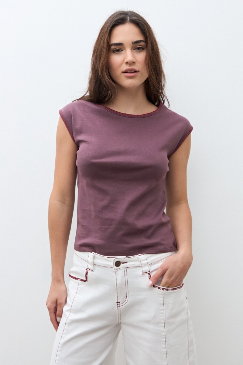Remera con bordado ciruela