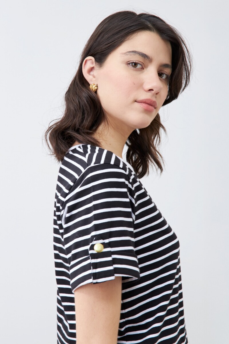Remera rayada con botón metálico negro